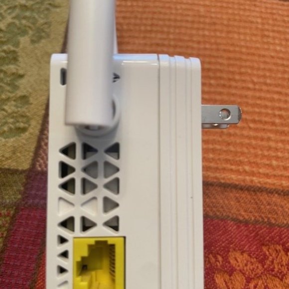 Tenda Wireless AC1900 Dual Band Gigabit Router AC18, plus FREE Netgear Extender! - Picture 7 of 8